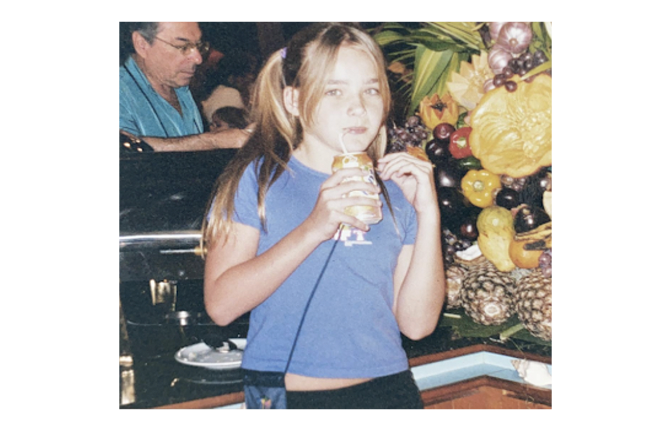 Fui crescendo e ficou difícil pra eu conseguir manter o “shape” de modelo que as agências exigiam. Aos 12 parei e falei pra minha mãe que nunca mais voltaria a fazer isso.