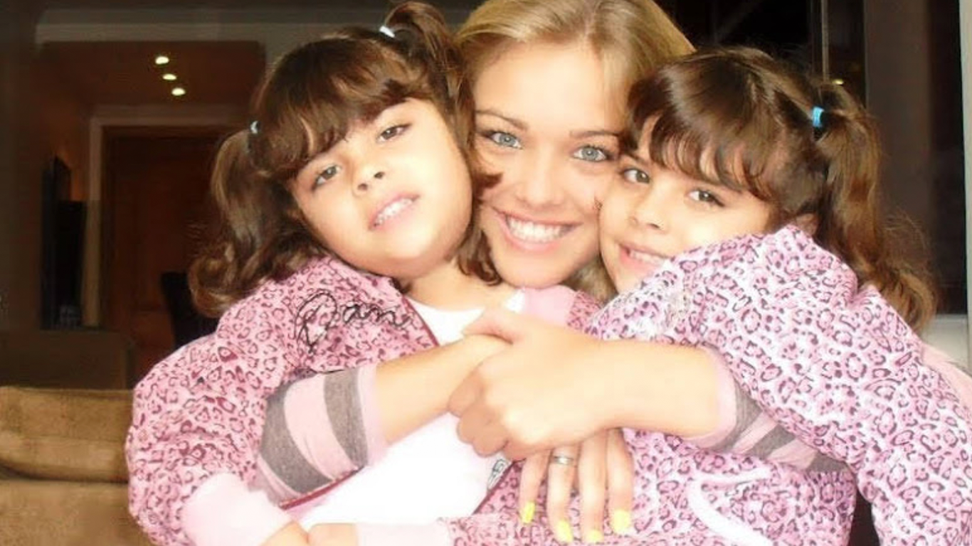 Nesse mesmo ano minhas irmãs (Amanda e Gabriela) nasceram e me fizeram sentir um amor que nunca havia sentido antes.