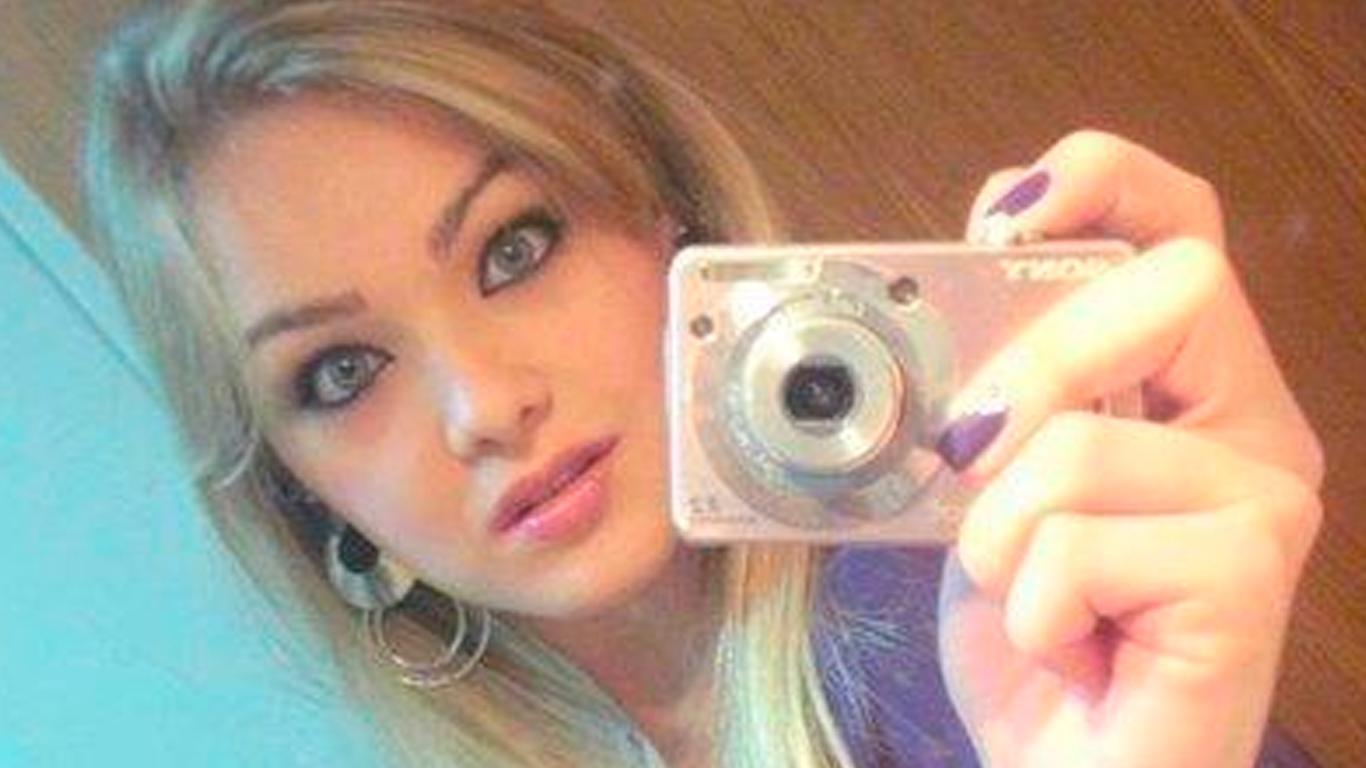 Nessa mesma época eu tinha MUITOS fakes no Orkut. Mais de 10 mil páginas com fotos minhas desde os 13 anos e vídeos no youtube que eu gravava dançando ou falando qualquer besteira.