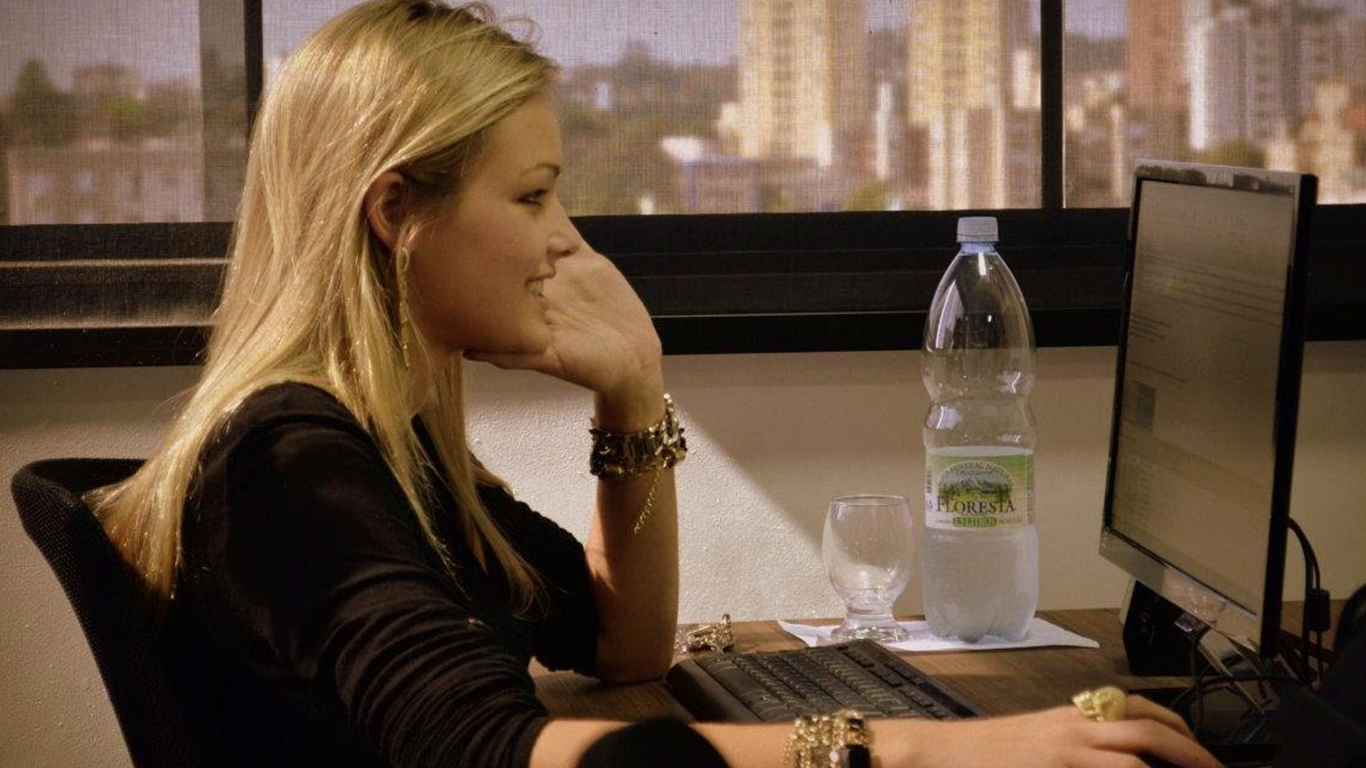 Paralelo a isso, logo que me formei no ensino médio e iniciei a faculdade de Relações Públicas. Na primeira palestra que fui, pedi emprego para a palestrante. Fiz uma entrevista na semana seguinte e já fui contratada. 