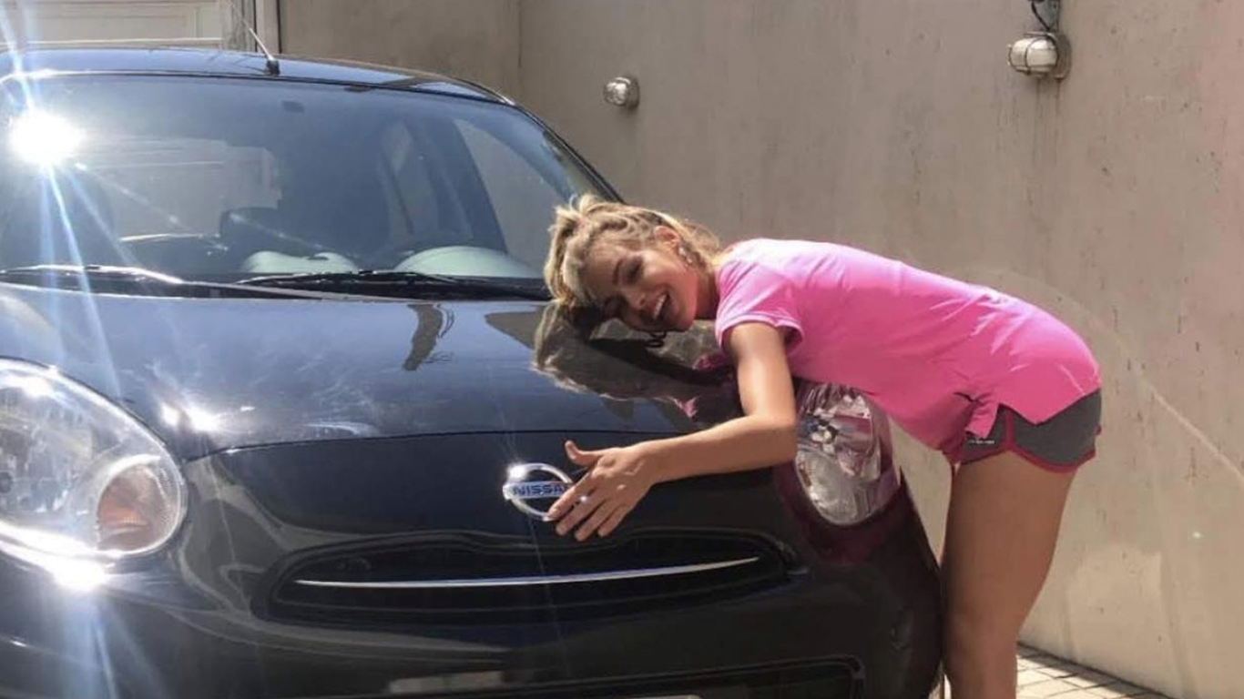 Comprei meu primeiro carro. Um Nissan March parcelado em 36 vezes.