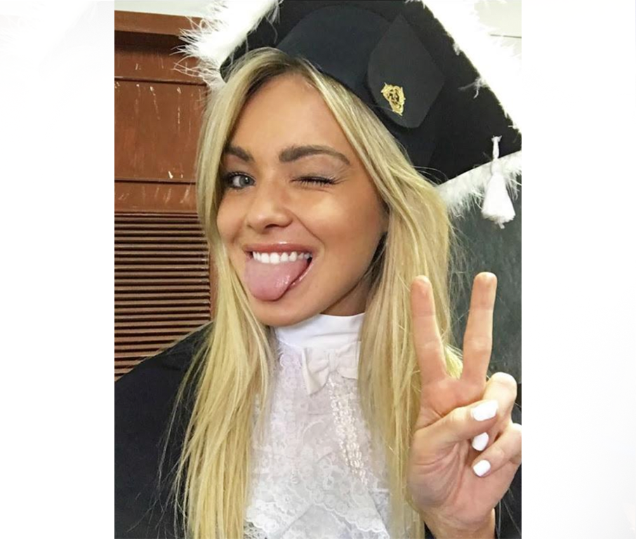 Destranquei a faculdade e tinha a meta de finalizar tudo até o final daquele ano. Então comecei a levar o computador pra ônibus e hotel. Escrevia entre um deslocamento e outro.