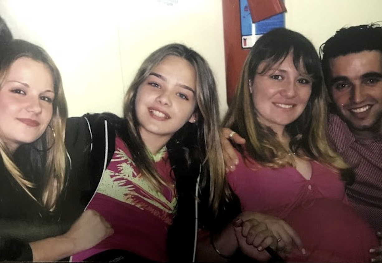 Fiz catequese e crisma na igreja católica. Esse foi o dia da “formação”. Logo que cheguei na minha festinha, tirei o vestido branco pra colocar essa roupa e passei a noite jogando sinuca.