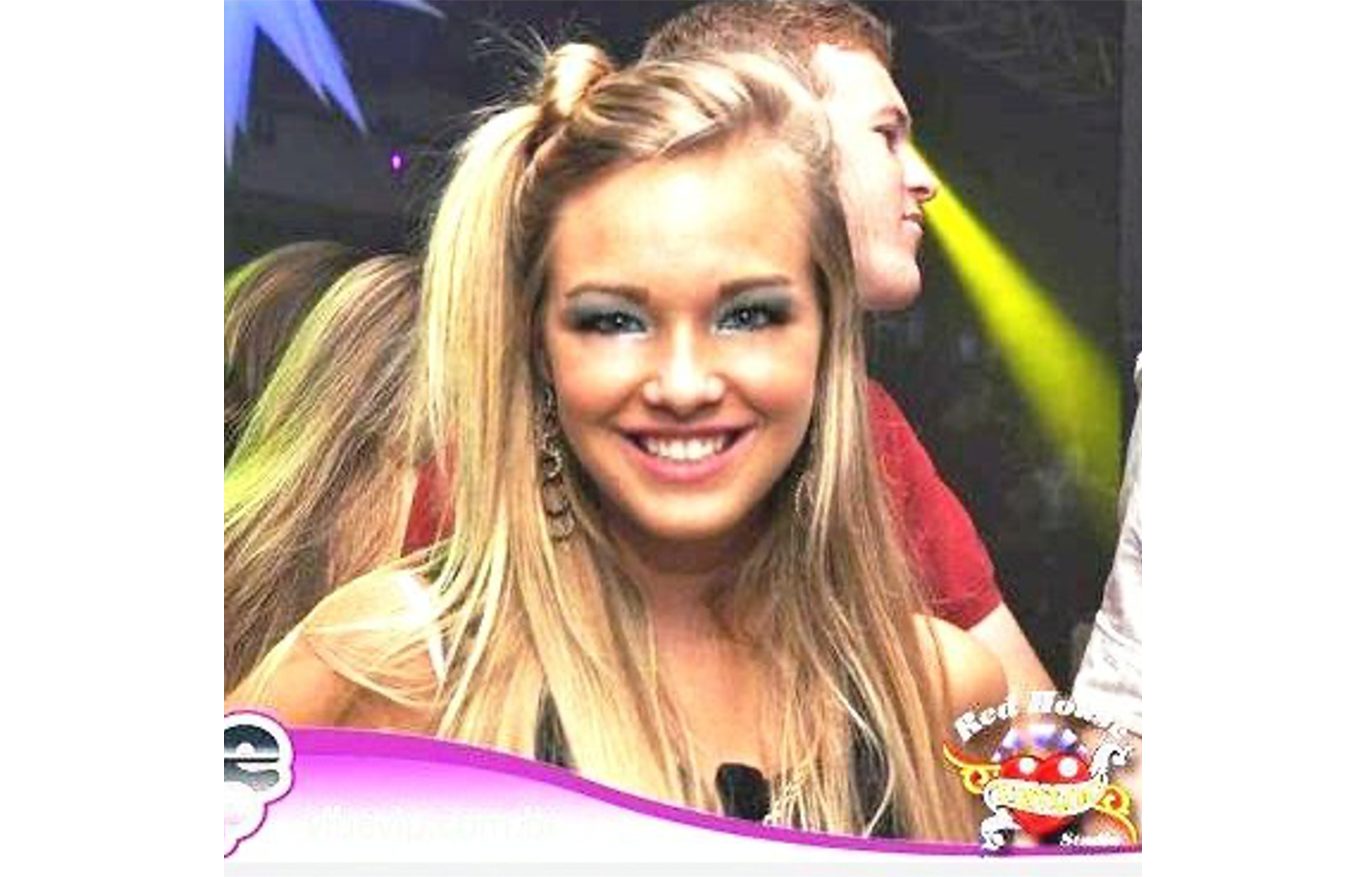 Dos 15 aos 16, fiquei um ano solteira fazendo festinha sempre que minha mãe deixava (quase nunca). Adorava maquiar minhas amigas e até hoje esse penteado é minha “marca registrada”.