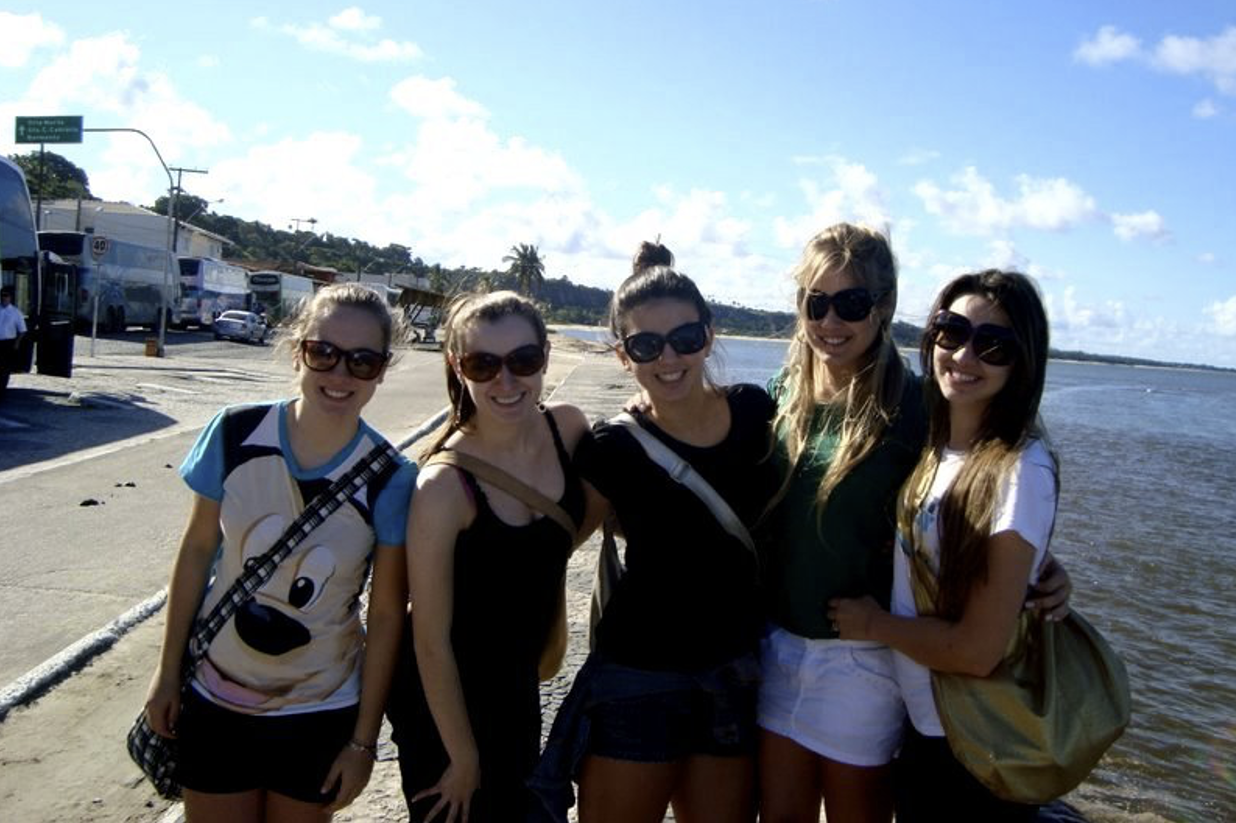 No último ano da escola, fiz parte do Grêmio Estudantil e também fiz a cabeça da galera do terceirão pra irem para Porto Seguro. Trabalhei como organizadora para a agência de turismo e em troca ganhei a viagem.