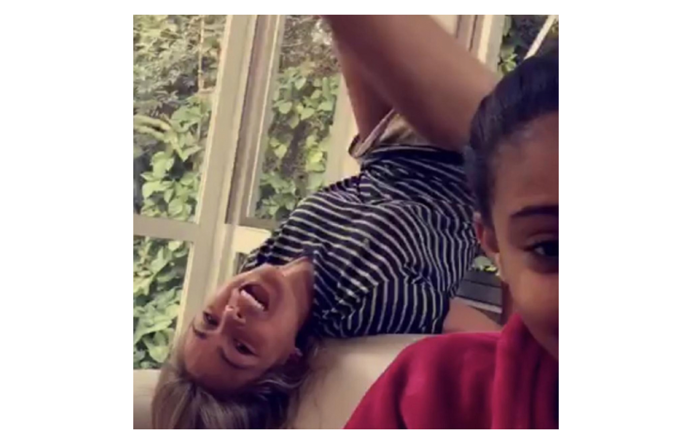 Então, com muita paciência fui conquistando-as aos poucos e ainda fiz todas ficarem amigas. Nos uníamos num quarto pra beber vinho barato escondido.