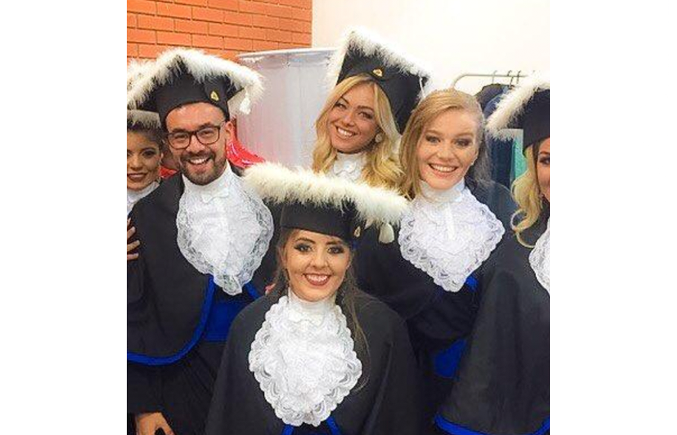 Dia 7 de janeiro de 2017 foi minha formatura. Entrei com a música “fim de semana é TCC, já tá tudo organizado: truco, cerveja e churrasco”.